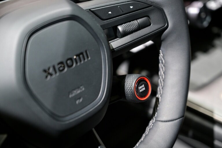 Un sélecteur de mode de conduite près du volant d'un SU7 de Xiaomi lors du salon de l'automobile à Shanghai, le 23 avril 2025 © Hector RETAMAL