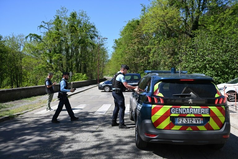 Des gendarmes bloquent l'accès à une route à La Grand-Combe, dans le Gard, le 25 avril 2025, après qu'un fidèle musulman a été tué dans la mosquée de la ville © Sylvain THOMAS