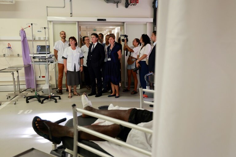 Le ministre des Outre-mer Manuel Valls échange avec des soignants lors d'une visite à l'hôpital de Saint-Paul, à La Réunion, le 7 avril 2025 © Richard BOUHET
