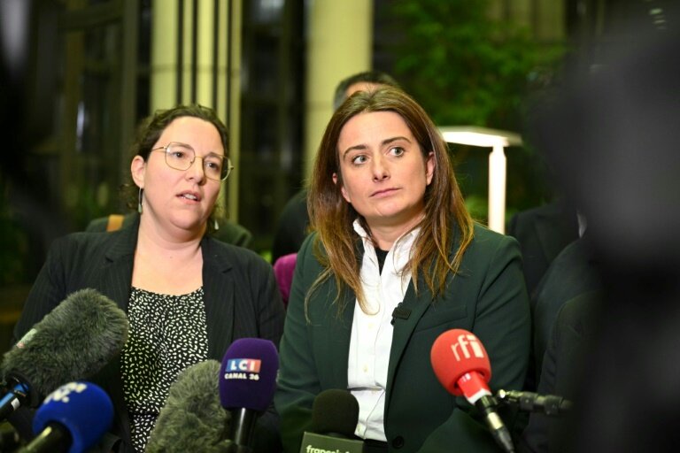 La secrétaire nationale des Ecologistes (EELV), Marine Tondelier (d), et la présidente du groupe des députés Verts, Cyrielle Chatelain, au ministère de l'Economie et des Finances, à Paris, le 8 janvier 2025 © Bertrand GUAY