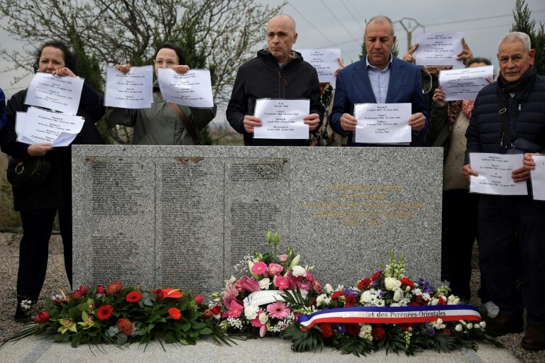 Des membres des familles de harkis morts au camp Joffre, le 21 février 2025 au mémorial de Rivesaltes © Valentine CHAPUIS