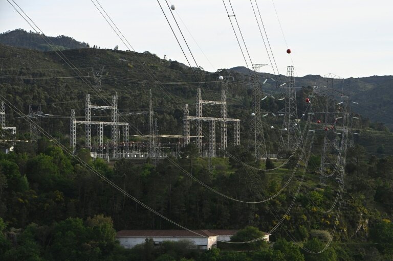 Des pylônes haute tension transportant l'électricité de l'Espagne vers le Portugal près de la frontière, à Lindoso, au Portugal, le 28 avril 2025 © MIGUEL RIOPA