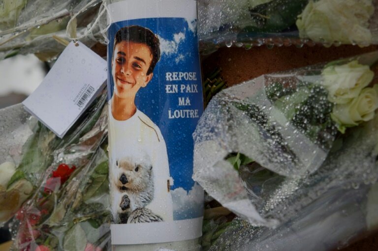 Des fleurs sur les lieux de la mort de Matisse à Châteauroux, le 4 mai 2024 © GUILLAUME SOUVANT