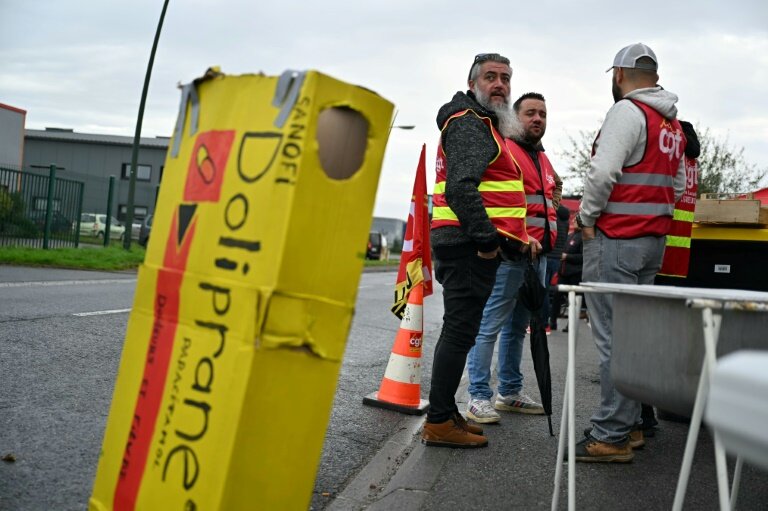 Mouvement de grève des salariés de l'usine d'Opella à Lisieux, le 17 octobre 2024, contre la vente de cette filiale de Sanofi à un fonds américain © LOU BENOIST