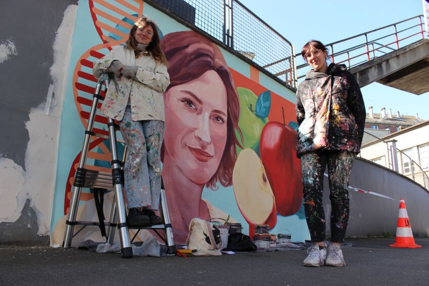 Le collectif féminin d'artistes Mojito Fraise, en pleine réalisation de leur œuvre mettant en valeur les travaux de la scientifique Amandine Cornille.