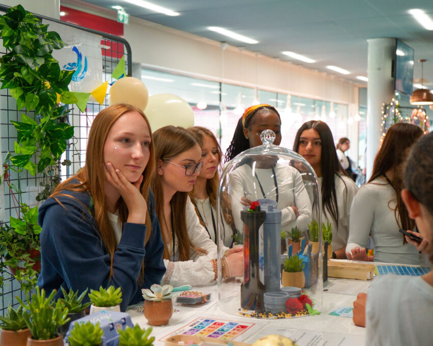 Des jeunes de toute la région ont présenté leur projet de mini-entreprise, le résultat d’un travail de longue haleine, mené tout au long de l’année. © Pierre Auclair-Pyerraw
