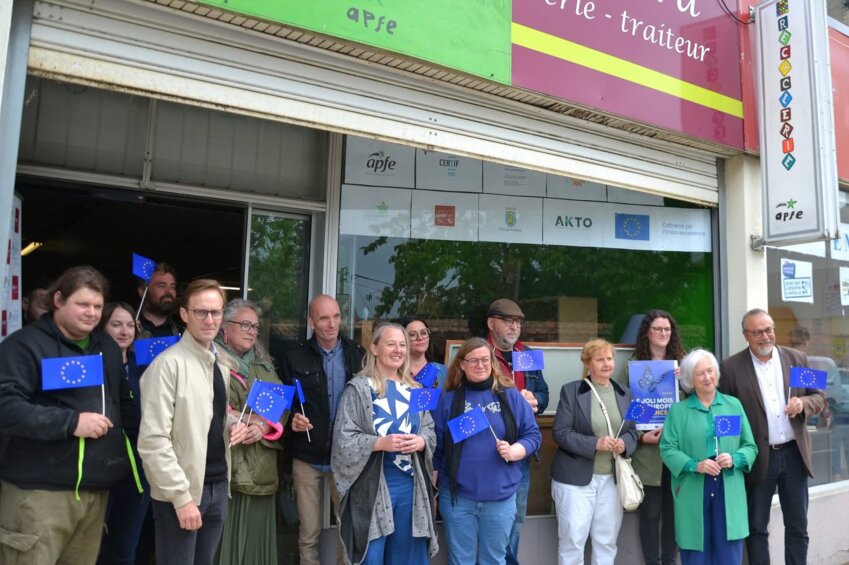 Les salariés de la recyclerie d’Oisemont et les élus locaux ont souligné l’implication européenne dans le soutien aux structures comme celle-ci. © Département de la Somme