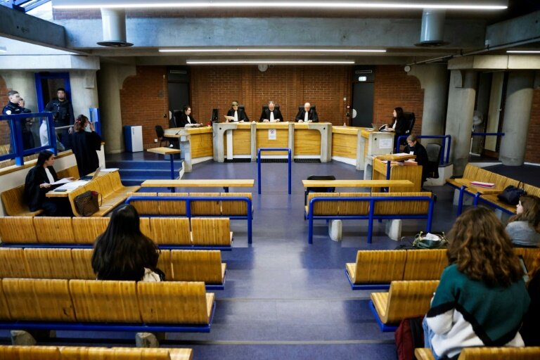 Des juges ouvrent une audience de procès en présence d'avocats et de membres du public dans une salle d'audience du palais de justice de Bobigny, le 15 janvier 2024 en Seine-Saint-Denis © Ludovic MARIN