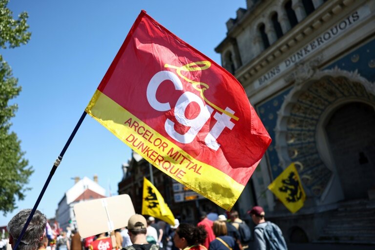 Un drapeau CGT ArcelMitall lors d'une  manifestation à Dunkerque à l'occasion de la Journée internationale des travailleurs, le 1er mai 2025 dans le Nord © Sameer AL-DOUMY