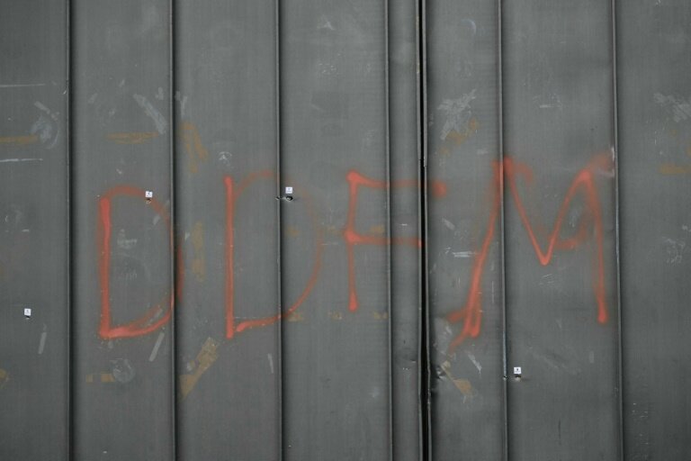 Des impacts de balles et les lettres "DDFM" peintes à la bombe sur une porte de la prison de Toulon-La Farlede, près de Toulon, après une attaque à l'arme d'assaut de type Kalachnikov, le 15 avril 2025 dans le Var © Miguel MEDINA