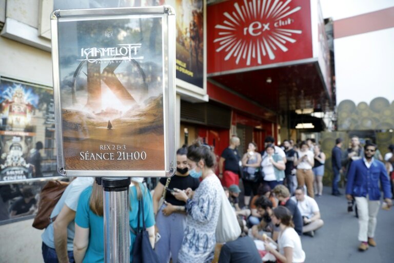 File d'attente à l'entrée d'un cinéma, à Paris, le 20 juillet 2021 © GEOFFROY VAN DER HASSELT