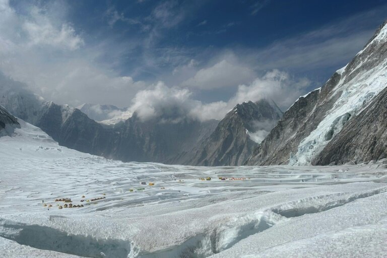 Des alpinistes pendant leur ascension du sommet de l'Everest, au Népal, le 4 mai 2024 © TSERING PEMBA SHERPA