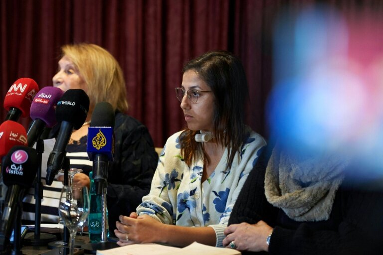 Saâda Arbane (d) pendant une conférence de presse aux côtés de son avocate algérienne, le 21 novembre 2024 à Alger © -