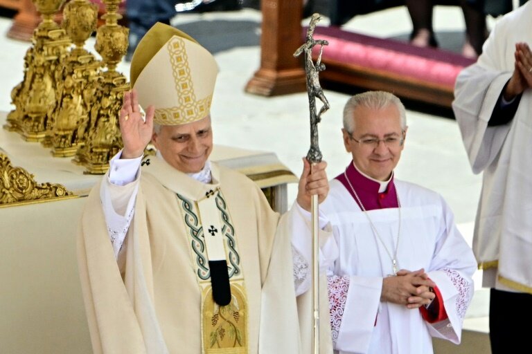 Le pape Léon XIV salue la foule de fidèle après une messe pour le début de son pontificat, place Saint-Pierre au Vatican, le 18 mai 2025 © Tiziana FABI
