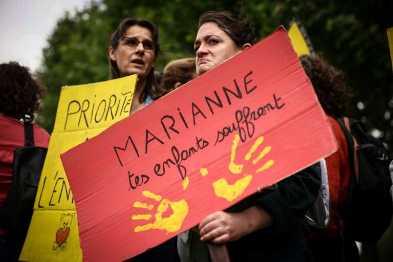 Des manifestantes lors du rassemblement parisien pour demander davantage de moyens pour la Protection de l'enfance, le 15 mai 2025 © Anne-Christine POUJOULAT