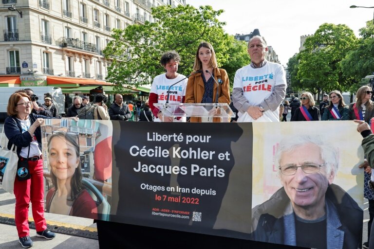 Noémie Kohler (c), sa mère Mireille et son père Pascal lors d'un rassemblement pour marquer les trois ans de détention de leur sœur et fille Cécile Kohler et de son compagnon Jacques Paris, en Iran, à Paris le 7 mai 2025 © STEPHANE DE SAKUTIN