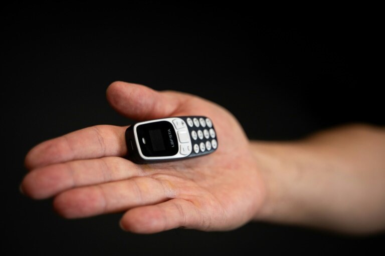 Une vaste opération de saisies de téléphones de la taille de briquets, et vendus comme indétectables par les portiques de sécurité, a été réalisée dans 66 prisons françaises © Leo VIGNAL