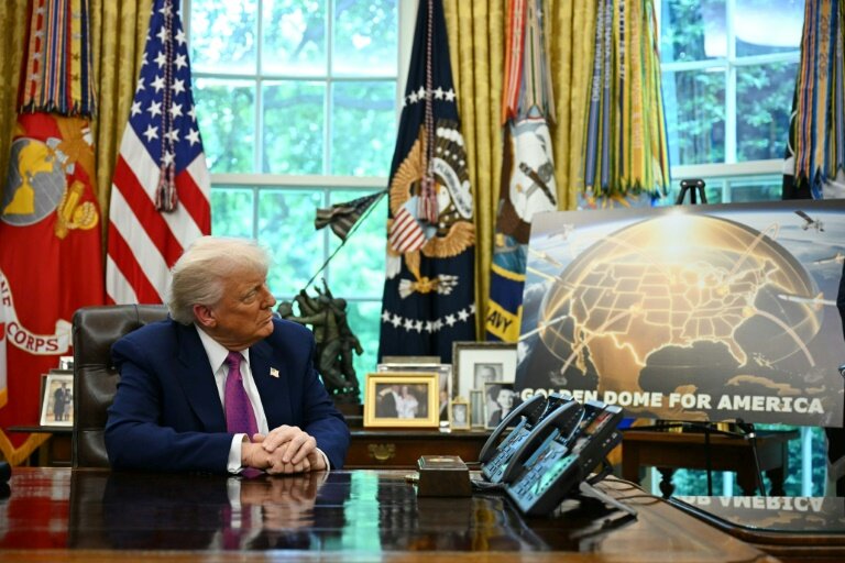 Donald Trump annonce la construction du bouclier antimissiles "Dôme d'or" dans le Bureau ovale de la Maison Blanche, à Washington, le 20 mai 2025 © Jim WATSON