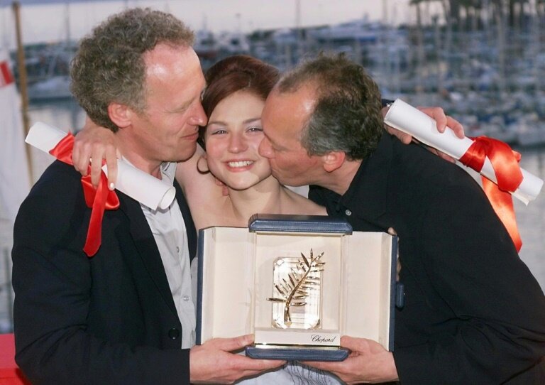 Les frères Luc (d) et Jean-Pierre Dardenne posent avec la comédienne Emilie Dequenne pour la Palme d'or du 52e Festival de Cannes, avec le film "Rosetta", le 23 mai 1999 © MICHEL GANGNE
