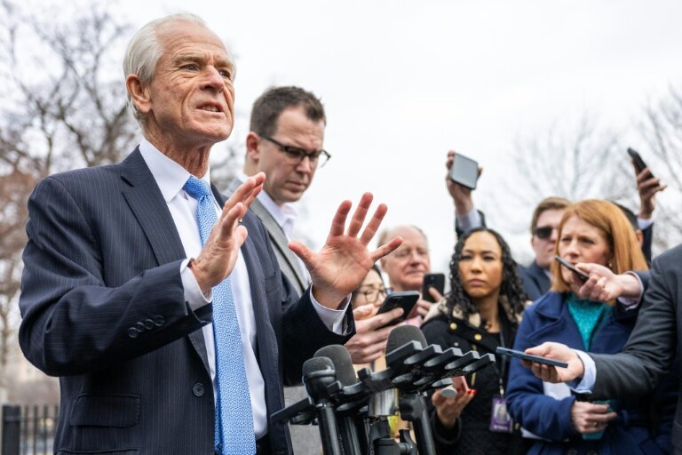 Le conseiller au commerce du président américain Donald Trump, Peter Navarro, s'adresse à la presse, le 25 février 2025 à Washington © Jim WATSON
