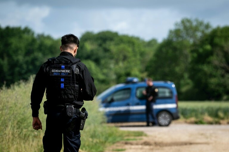 Des gendarmes forment un périmètre de sécurité autour de la zone où de nouvelles fouilles sont en cours pour retrouver d'éventuelles traces des victimes d'Emile Louis, à Rouvray, dans l'Yonne, le 26 mai 2025 © ARNAUD FINISTRE