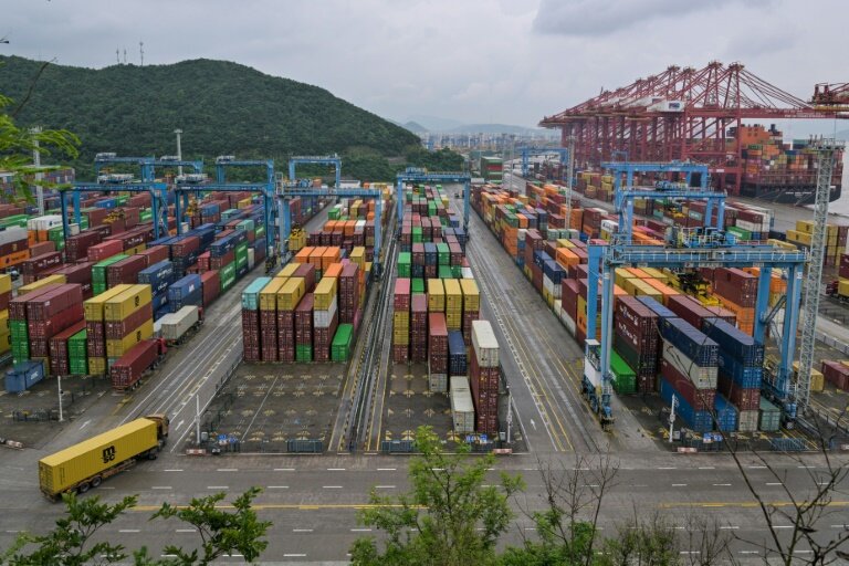 Des cargos et conteneurs au port de Ningbo-Zhoushan à Ningbo, dans la province du Zhejiang, en Chine, le 28 mai 2025 © Hector RETAMAL