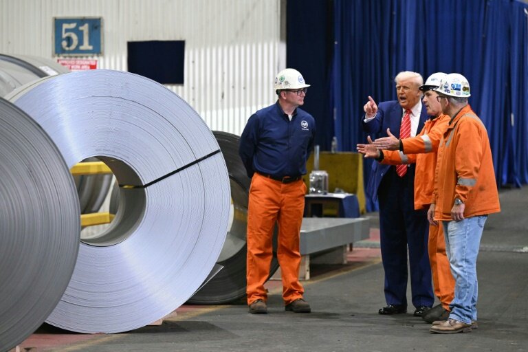 Le président américain Donald Trump (2e g) parle avec des employés lors d'une visite à l'acierie US Steel à West Mifflin, en Pennsylvanie, le 30 mai 2025 © SAUL LOEB