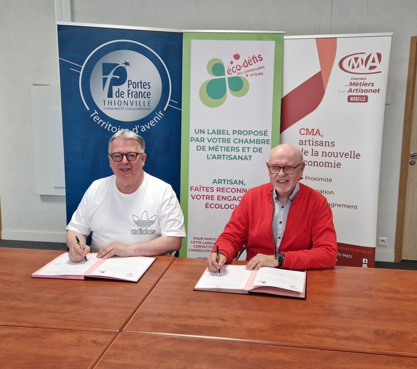 Philippe Fischer, président de la CMA Moselle, et Bernard Veinnant, vice-président de la Communauté d’agglomération Portes de France Thionville, lors de la signature de la convention Éco-Défis. © CMA Moselle.