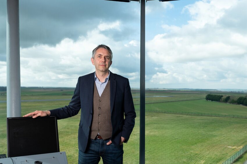 Le directeur Arnaud Soulet dans la tour de l'aéroport international Amiens – Henry Potez. © Cyrille Struy