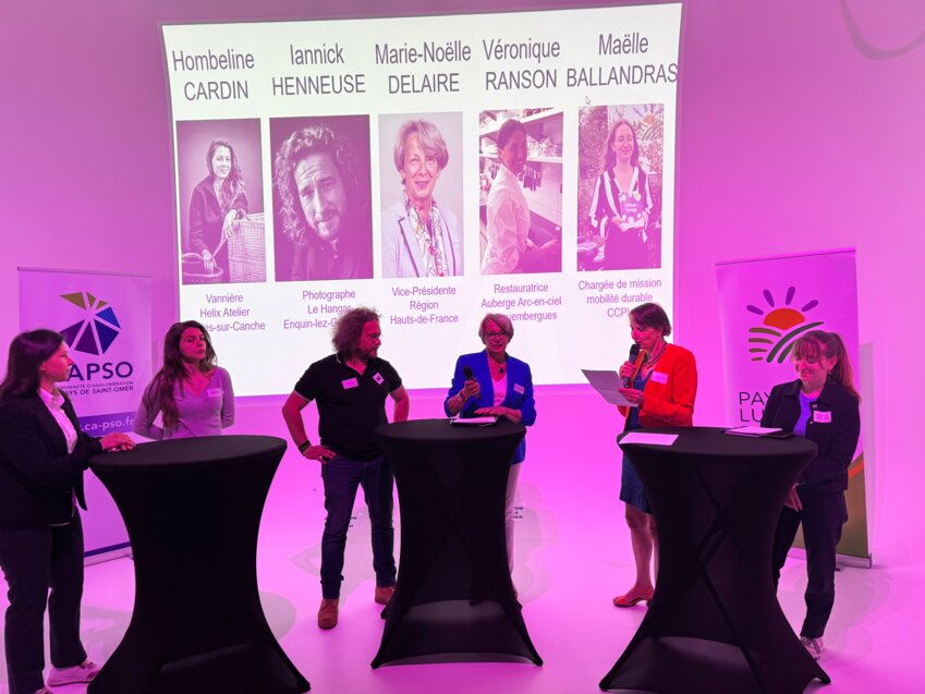 Autour de témoignages concrets, les organisateurs montrent l'efficacité du programme Leader. © Aletheia Press / D.Boulogne