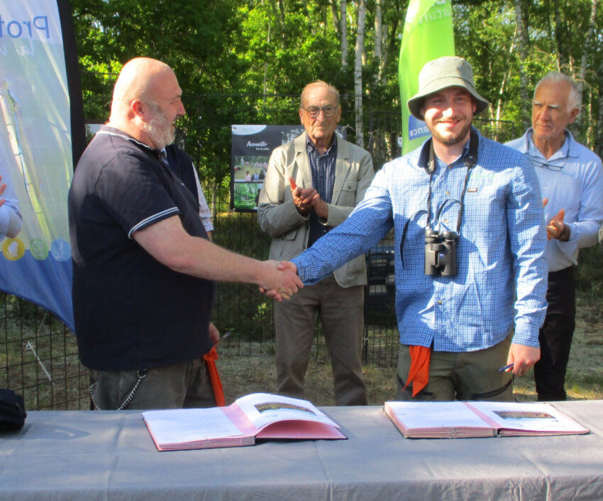 <figure class="redactor-keep-figure redactor-component" data-redactor-type="image"><img src="/thumbs/1000×1000×max/Jumelage-ecosse.jpg" data-image="1"><figcaption contenteditable="true" tabindeLa réserve naturelle nationale des Landes de Versigny présente une grande similitude de paysages avec celle de «Muir of Dinnet» en Écosse, une convention de jumelage a été signée. 