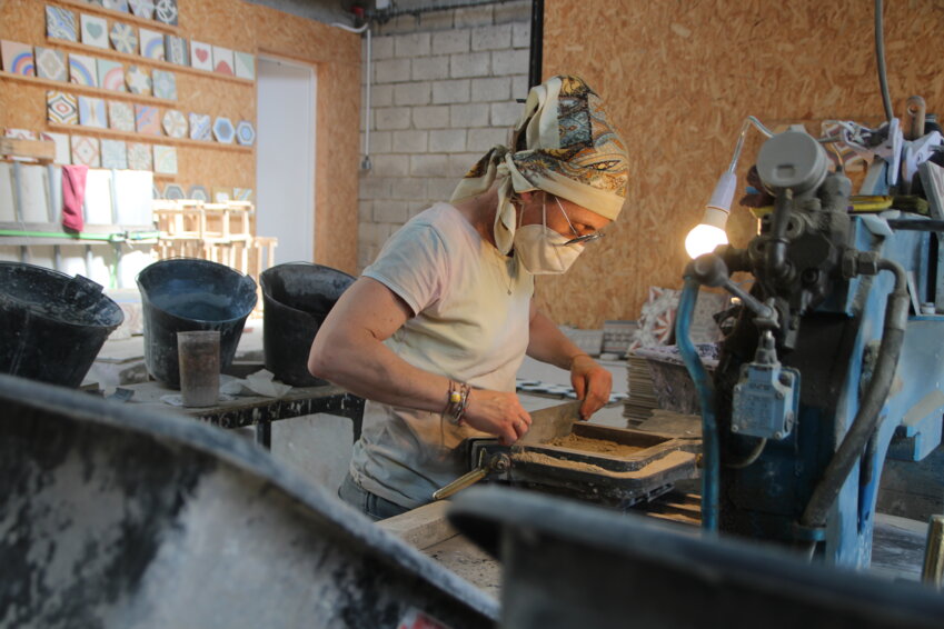 Marie-Laure Lepage, alias Madame Carreaux, redonne vie à un savoir-faire ancien : la fabrication de carreaux de ciments. © Aletheia Press / B.Delabre