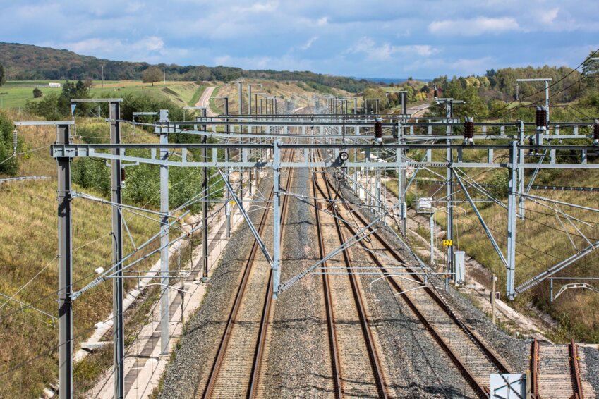 OCS2 commercialise des caténaires pour les trains et tramways et s’ouvre désormais à la fabrication. © OCS2