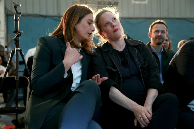 La secrétaire nationale des Ecologistes Marine Tondelier (g) et Lucie Castets (d) lors du congrès des écologistes à Pantin, au nord de Paris, le 26 avril 2025 © Alain JOCARD