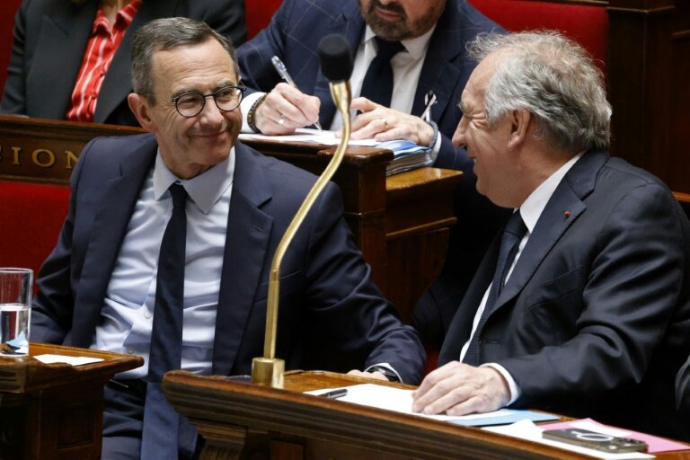 Le Premier ministre François Bayrou (d) et le ministre de l'Intérieur, Bruno Retailleau, à l'Assemblée nationale à Paris, le 29 avril 2025 © Ludovic MARIN