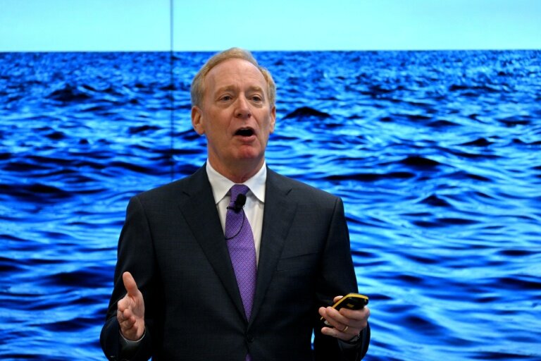 Le président de Microsoft Brad Smith, devant un écran géant, à Bruxelles le 30 avril 2025 © Nicolas TUCAT