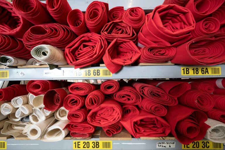 Des tapis rouges recyclés utilisés lors du dernier Festival de Cannes, dans les locaux de l'association La réserve des arts, le 4 juin 2025, à Marseille © Miguel MEDINA