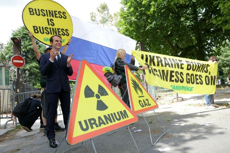 La statue en cire du président de la République Emmanuel Macron, volée au musée Grévin à Paris par des militants de Greenpeace qui l'ont posée devant l'amabassade de Russie, à Paris, le 2 juin 2025 © Thomas SAMSON