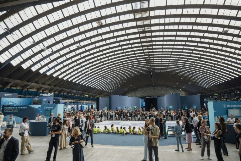 Des visiteurs de l'exposition "La baleine" à l'occasion de la Conférence des Nations Unies sur les océans (ONUC) au Parc des expositions de Nice, le 2 juin 2025 © Frederic DIDES