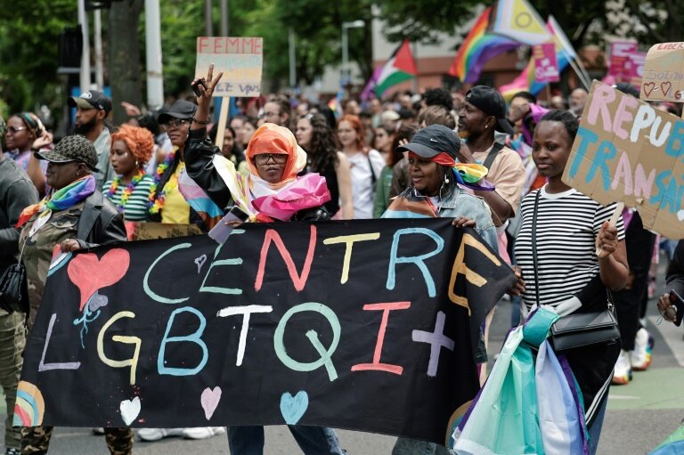 Des participants à la cinquième "marche des fiertés des banlieues", le 7 juin 2025 à La Courneuve, en Seine-Saint-Denis © STEPHANE DE SAKUTIN