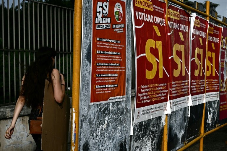Des affiches de campagne appelant à voter pour un référendum, le 5 juin 2025 à Rome © Filippo MONTEFORTE