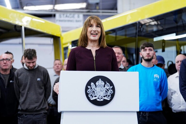 La ministre des Finances britannique Rachel Reeves, le 4 juin 2025 dans un atelier du fabricant de bus Mellor Bus, à Rochdale, dans le nord de l'Angleterre © Peter Byrne