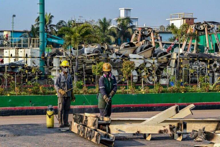 Des employés sur le chantier PHP de démantèlement de bateaux, dans la ville portuaire de Chittagong, le 18 février 2025 dans le sud du Bangladesh © Munir UZ ZAMAN