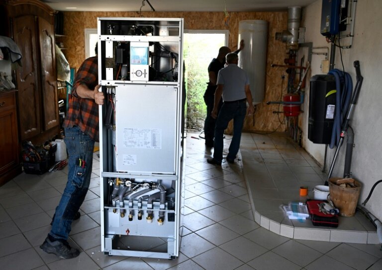 Installation d'une pompe à chaleur dans une maison à Saint-Dizier, le 2 octobre 2023 © Damien MEYER