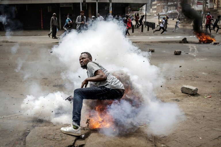 Un manifestant réagit à l'explosion d'une bombe lacrymogène lors d'une manifestation anti-gouvernementale, dans le centre de Nairobi, le 2 juillet 2024 © LUIS TATO