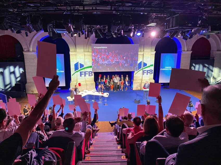 Le «carton rouge» brandi lors du congrès national de la Fédération française du Bâtiment. © FFB.