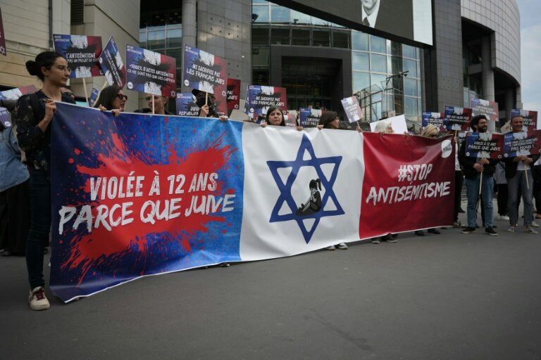 Manifestation organisée par des associations, dont SOS Racisme et la Fondation des femmes, pour dénoncer l'antisémitisme, le 20 juin 2024 à Paris, après le viol d'une fille juive de 12 ans à Courbevoie, près de Paris © Zakaria ABDELKAFI
