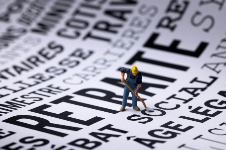 Une figurine sur des impressions liées à la réforme des retraites, le 18 janvier 2023 à Paris © JOEL SAGET