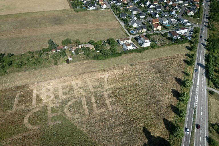 Vue aérienne d'un message géant "Libérez Cécile" dans un champ à Soultz-Haut-Rhin, le 18 juin 2025 dans l'est de la France, en soutien à Cécile Kohler détenue en Iran © SEBASTIEN BOZON