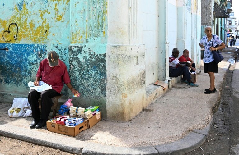 Un homme âgé vend des objets dans une rue de La Havane, le 3 juin 2025 © YAMIL LAGE